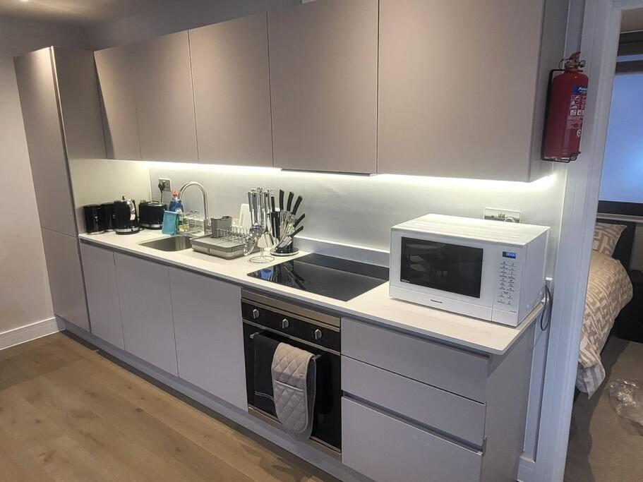 Entire Reigate Apartment Hosted By Pius Exterior photo